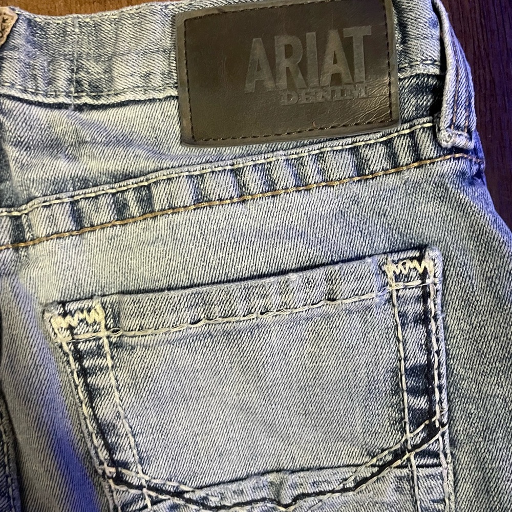 Ariat Blue Jeans with Classic Wash and Decorative Stitching